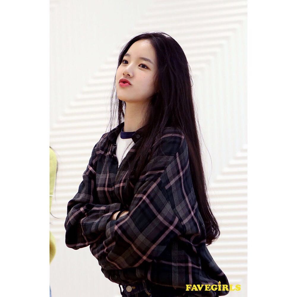 A thread of Weeekly pre-debut photos;LOEN Girls ★ FAVE Girls ★ PLAYM GirlsNote: None of the pictures were edited/cropped so this thread may contain former trainees and former mixnine contestants  #Weeekly  #위클리  @_Weeekly