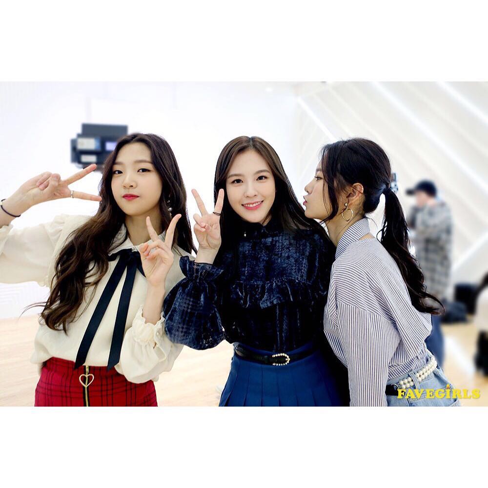 A thread of Weeekly pre-debut photos;LOEN Girls ★ FAVE Girls ★ PLAYM GirlsNote: None of the pictures were edited/cropped so this thread may contain former trainees and former mixnine contestants  #Weeekly  #위클리  @_Weeekly