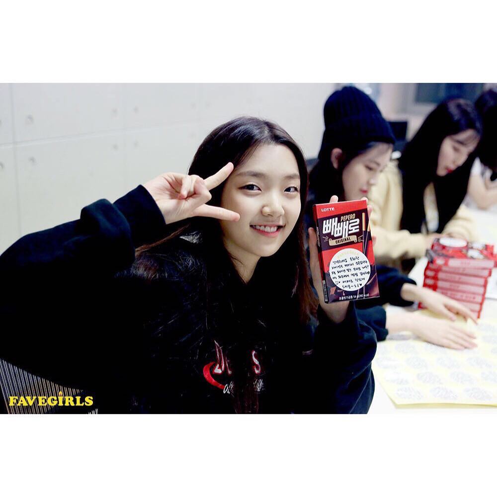 A thread of Weeekly pre-debut photos;LOEN Girls ★ FAVE Girls ★ PLAYM GirlsNote: None of the pictures were edited/cropped so this thread may contain former trainees and former mixnine contestants  #Weeekly  #위클리  @_Weeekly