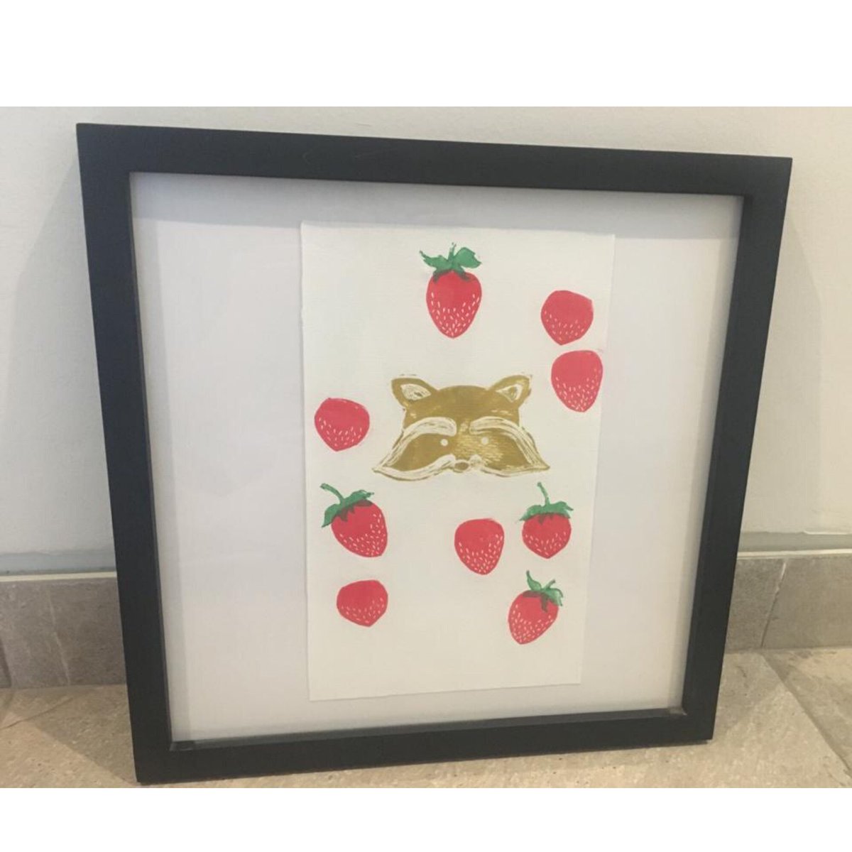 Quiero compartir lo último que he añadido a mi tienda de #etsy: Raccoon & strawberries linocut print #raccoon #strawberries #waterbasedink etsy.me/3kfM57d