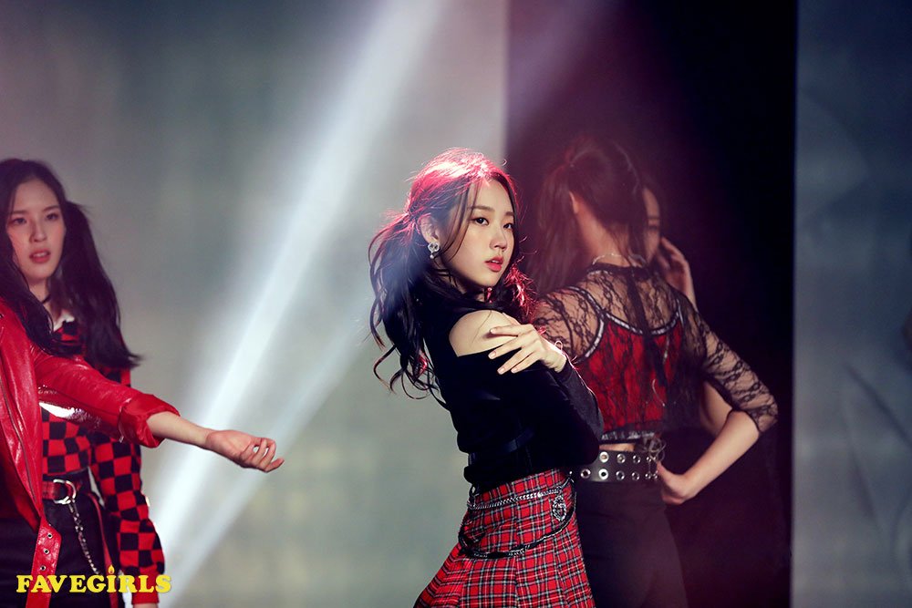 A thread of Weeekly pre-debut photos;LOEN Girls ★ FAVE Girls ★ PLAYM GirlsNote: None of the pictures were edited/cropped so this thread may contain former trainees and former mixnine contestants  #Weeekly  #위클리  @_Weeekly