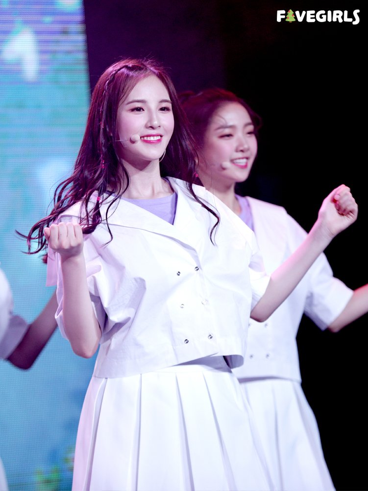 A thread of Weeekly pre-debut photos;LOEN Girls ★ FAVE Girls ★ PLAYM GirlsNote: None of the pictures were edited/cropped so this thread may contain former trainees and former mixnine contestants  #Weeekly  #위클리  @_Weeekly