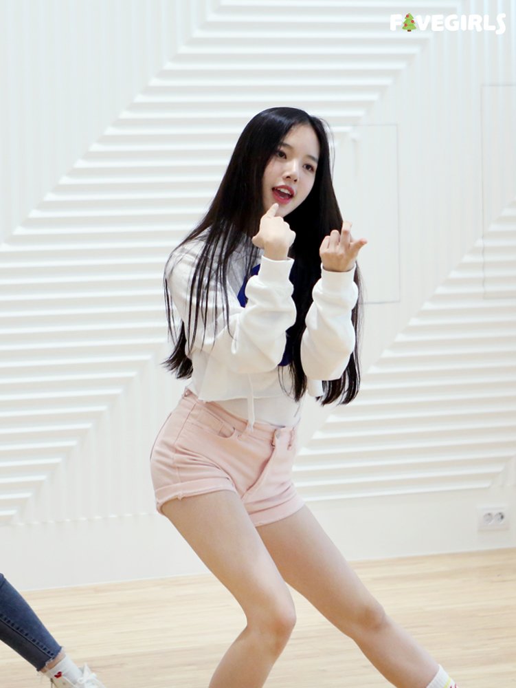 A thread of Weeekly pre-debut photos;LOEN Girls ★ FAVE Girls ★ PLAYM GirlsNote: None of the pictures were edited/cropped so this thread may contain former trainees and former mixnine contestants  #Weeekly  #위클리  @_Weeekly