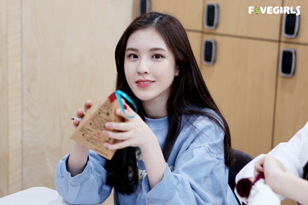 A thread of Weeekly pre-debut photos;LOEN Girls ★ FAVE Girls ★ PLAYM GirlsNote: None of the pictures were edited/cropped so this thread may contain former trainees and former mixnine contestants  #Weeekly  #위클리  @_Weeekly