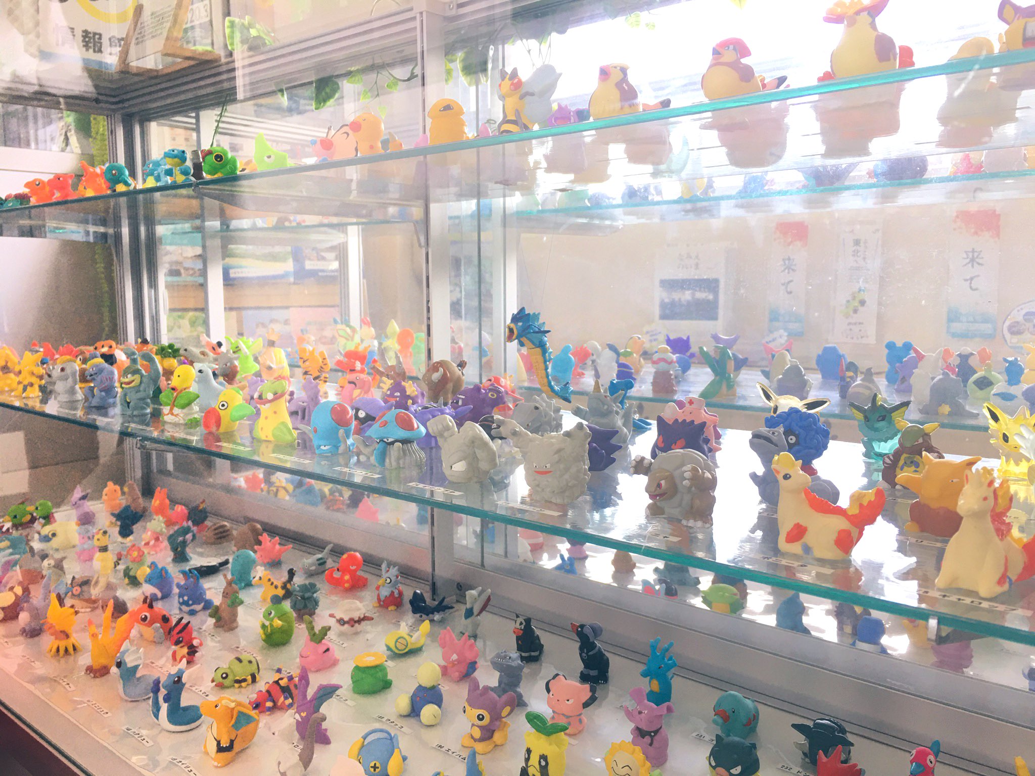 うけどん 浪江町 公式 ポケモンがたくさーん 浪江町はね ポケモンの生みの親 田尻智さんのお父さんの生まれ故郷なんだ だから 浪江駅の情報館には ポケモンフィギュアが飾られているよ みんなはポケモンの名前 何匹いえるかな