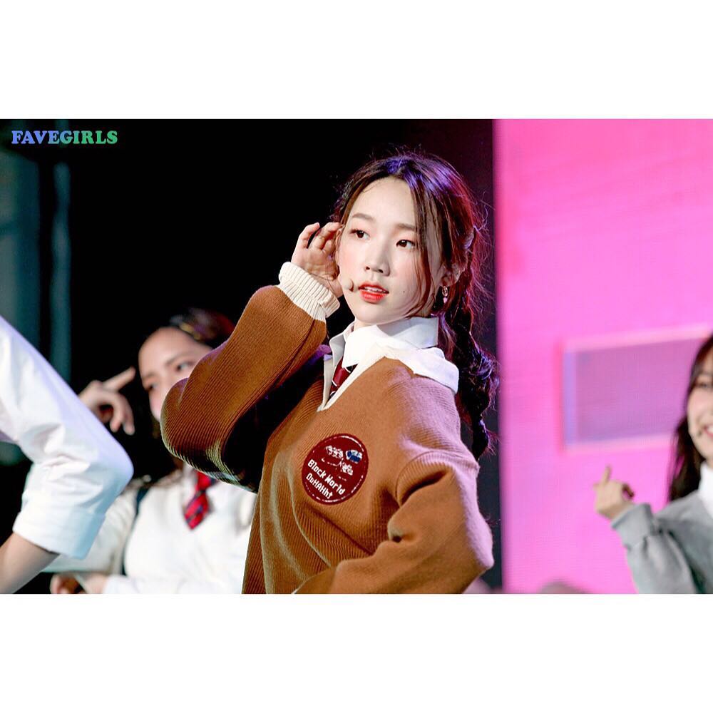 A thread of Weeekly pre-debut photos;LOEN Girls ★ FAVE Girls ★ PLAYM GirlsNote: None of the pictures were edited/cropped so this thread may contain former trainees and former mixnine contestants  #Weeekly  #위클리  @_Weeekly