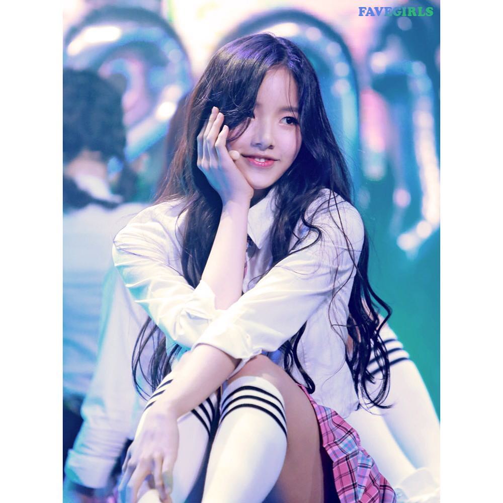 A thread of Weeekly pre-debut photos;LOEN Girls ★ FAVE Girls ★ PLAYM GirlsNote: None of the pictures were edited/cropped so this thread may contain former trainees and former mixnine contestants  #Weeekly  #위클리  @_Weeekly