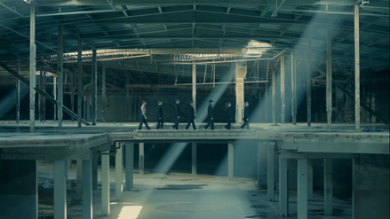 2. THE ABANDONED WAREHOUSEAfter the quote fades out, the first few frames use wide camera angles to highlight the setting and environment where the performance will take place. As seen here, it clearly shows an empty and abandoned warehouse.