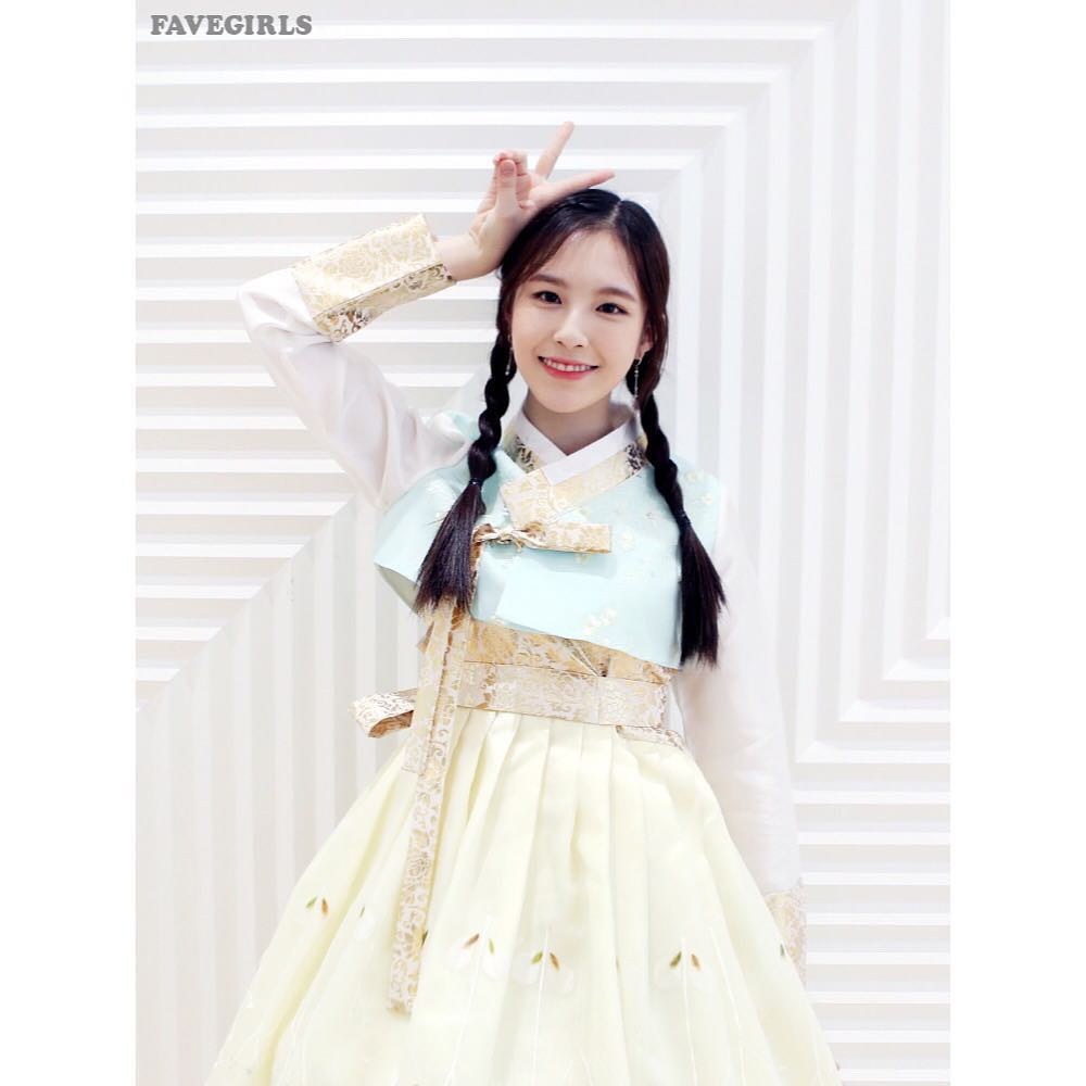 A thread of Weeekly pre-debut photos;LOEN Girls ★ FAVE Girls ★ PLAYM GirlsNote: None of the pictures were edited/cropped so this thread may contain former trainees and former mixnine contestants  #Weeekly  #위클리  @_Weeekly