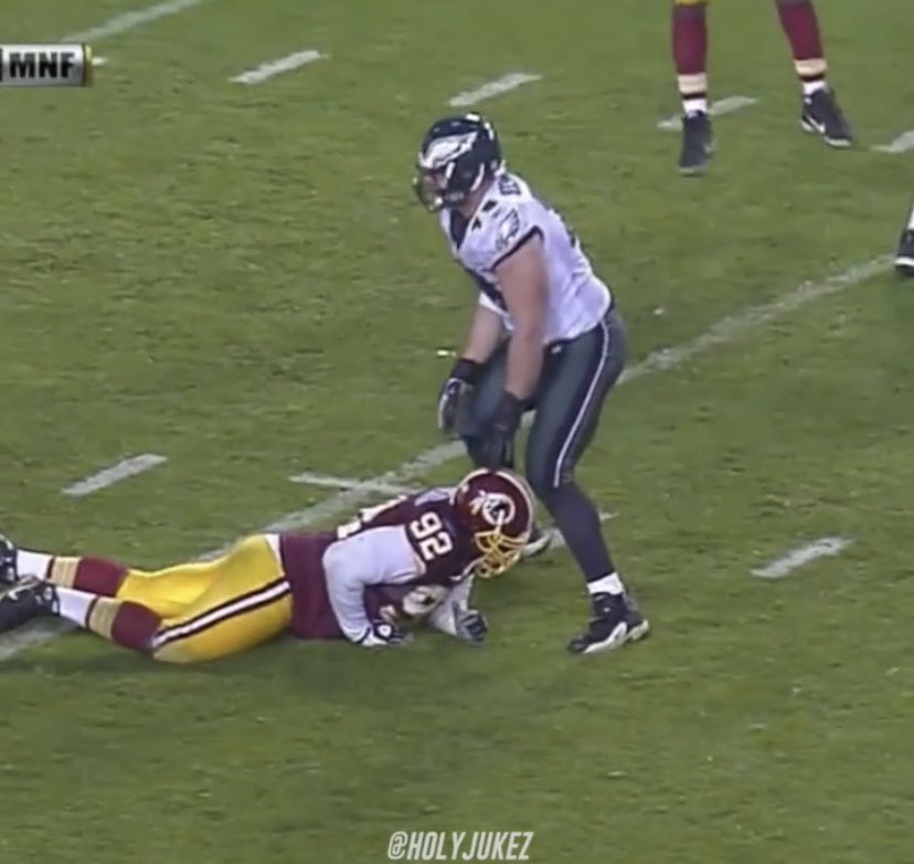 This man Albert Haynesworth literally took a NAP mid-play 😂