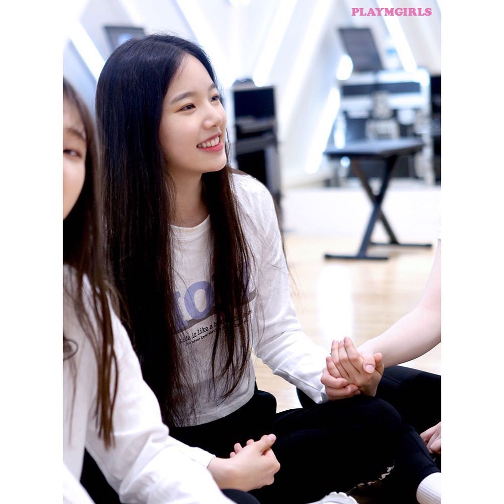 A thread of Weeekly pre-debut photos;LOEN Girls ★ FAVE Girls ★ PLAYM GirlsNote: None of the pictures were edited/cropped so this thread may contain former trainees and former mixnine contestants  #Weeekly  #위클리  @_Weeekly