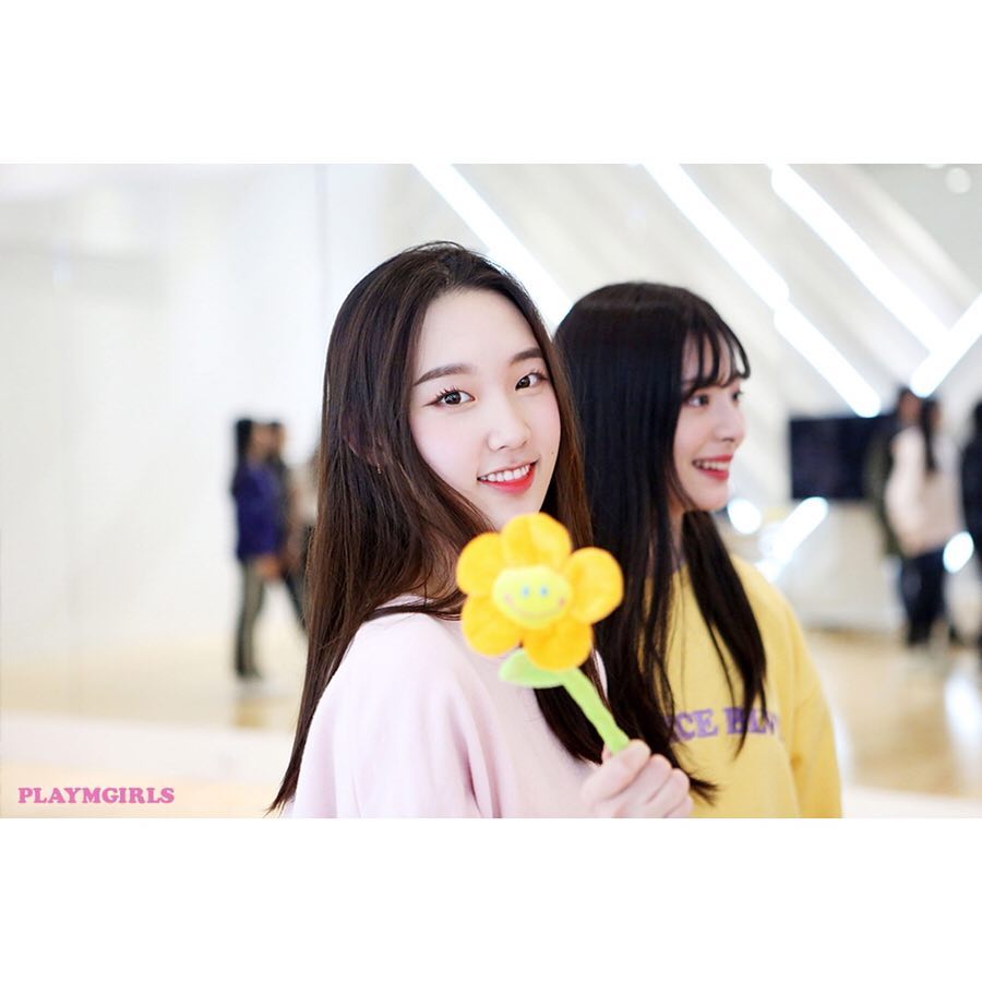 A thread of Weeekly pre-debut photos;LOEN Girls ★ FAVE Girls ★ PLAYM GirlsNote: None of the pictures were edited/cropped so this thread may contain former trainees and former mixnine contestants  #Weeekly  #위클리  @_Weeekly