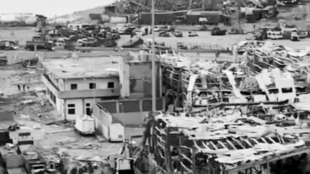 kpophappenings_'s tweet photo. Can we all please spare a moment and pray for Lebanon 🙏🏻 https://t.co/JmNX6QMJPI