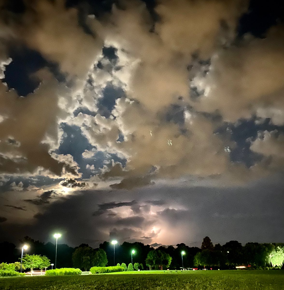 SupernovaDonna's tweet photo. I captured a storm brewing Sunday Night at National Harbor. @capitalweather https://t.co/lQNABpWMih