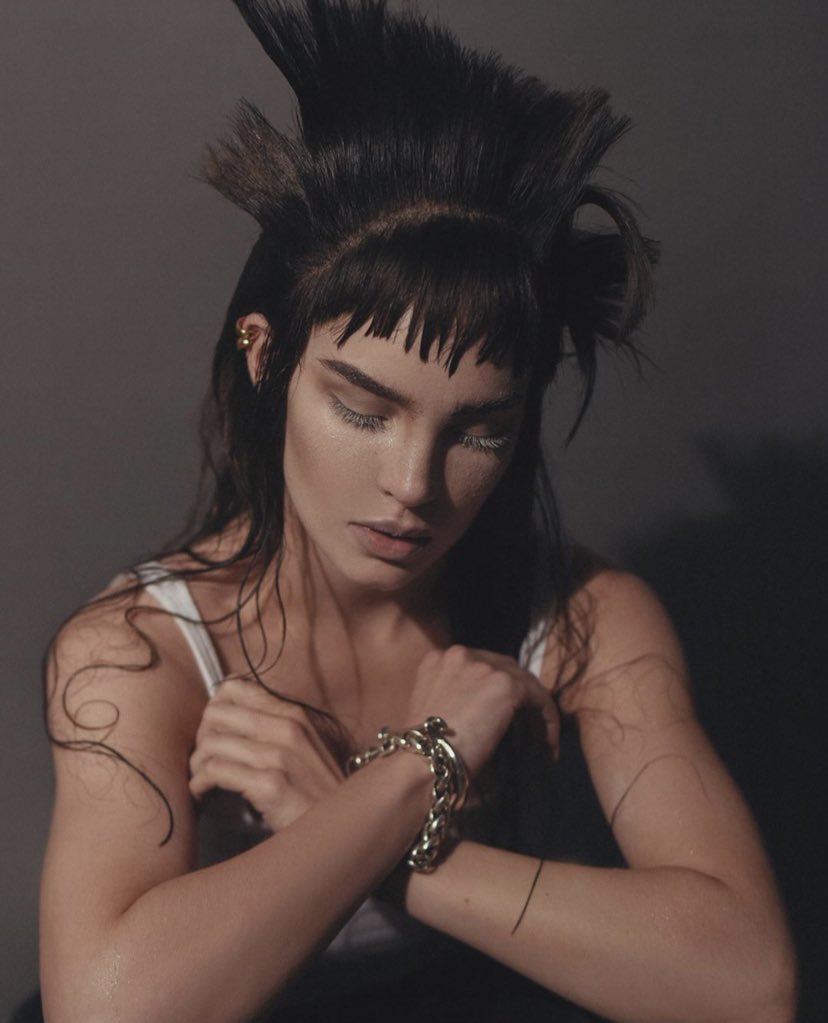 SoyGerardCortez's tweet photo. *@belindapop con una versión glamurizada del peinado de “Ulises” en la peli @yneainlh. Es cierto que luce increíble y se muestra una estética poco vista en revistas mexicanas, pero recordemos los orígenes y que este peinado tiene una historia de discriminación en nuestra sociedad https://t.co/GhCsp9UCae