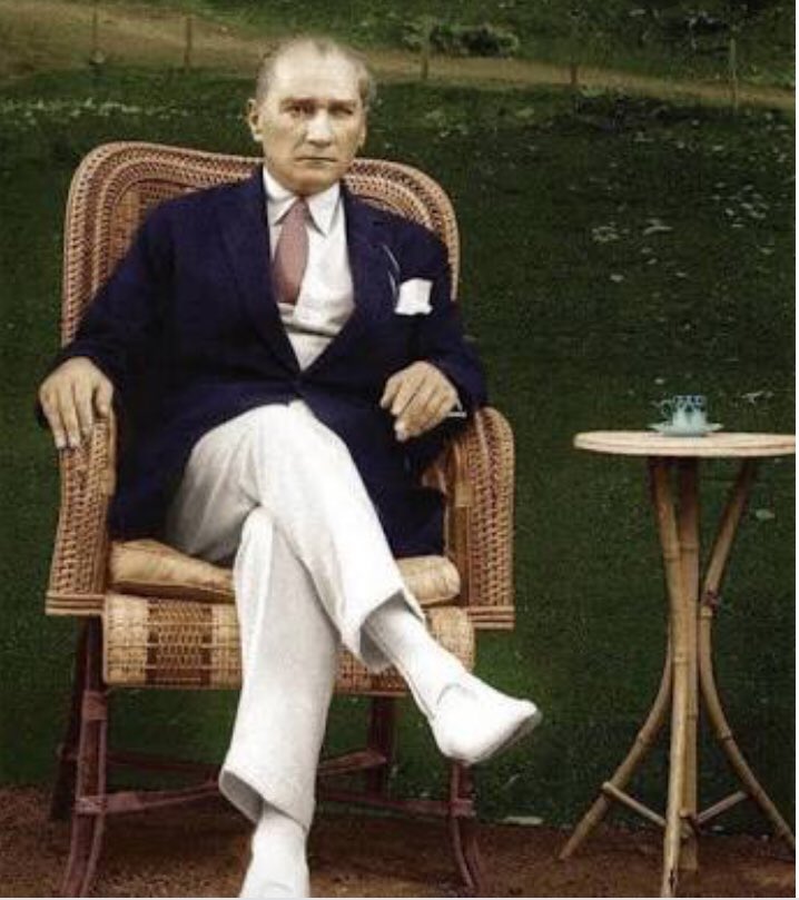 İngiliz sevmez,Fransız sevmez,Yunan sevmez,İsrail sevmez.Anladık #BuMilletAtatürküSevmedi diyenler,niye sevmez onu anlamadık.Herhalde dedeleri İngiliz onun için sanırım.