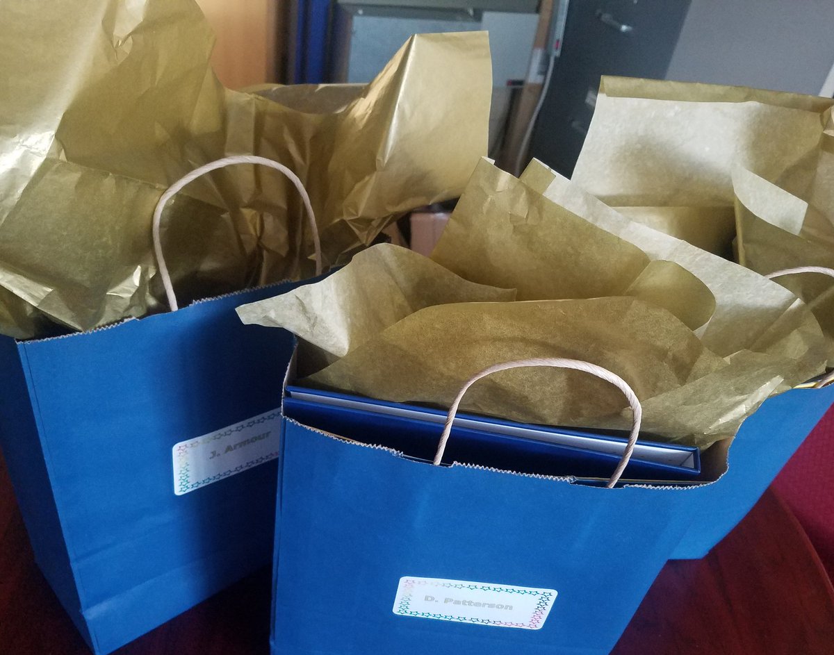 PrincipalDrH's tweet image. We love newbies in our Wildcat Nation! They get the extra principal perks 😜#welcomehome #pawapproved 🐾#ilovedcsd