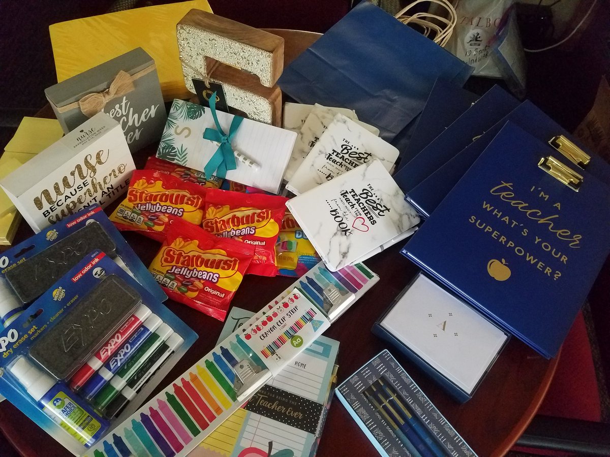 PrincipalDrH's tweet image. We love newbies in our Wildcat Nation! They get the extra principal perks 😜#welcomehome #pawapproved 🐾#ilovedcsd