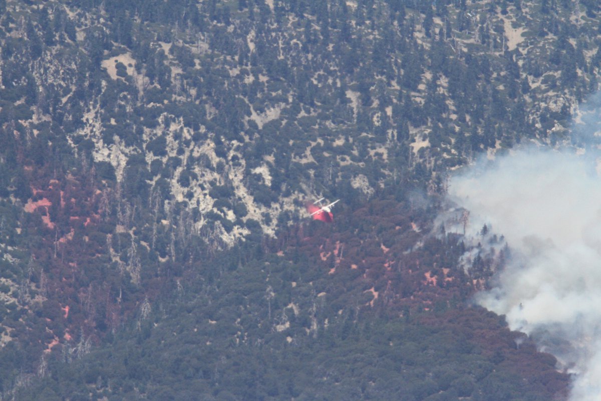 T15 Thread 4/6Photos and video of T15 working the  #AppleFire on Sunday August 2 #aviation  #fireaviation  #AvGeek T15 drop on the fire