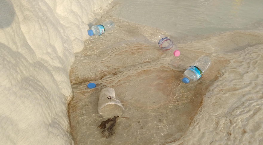 'Beyaz cennet'te utandıran görüntüler

Pamukkale'de, pandemi döneminde travertenler üzerine maskelerin atıldığı görüldü. Beyaz travertenler üzerinde kullanılmış çocuk bezleri ve su şişeleri de dikkat çekti