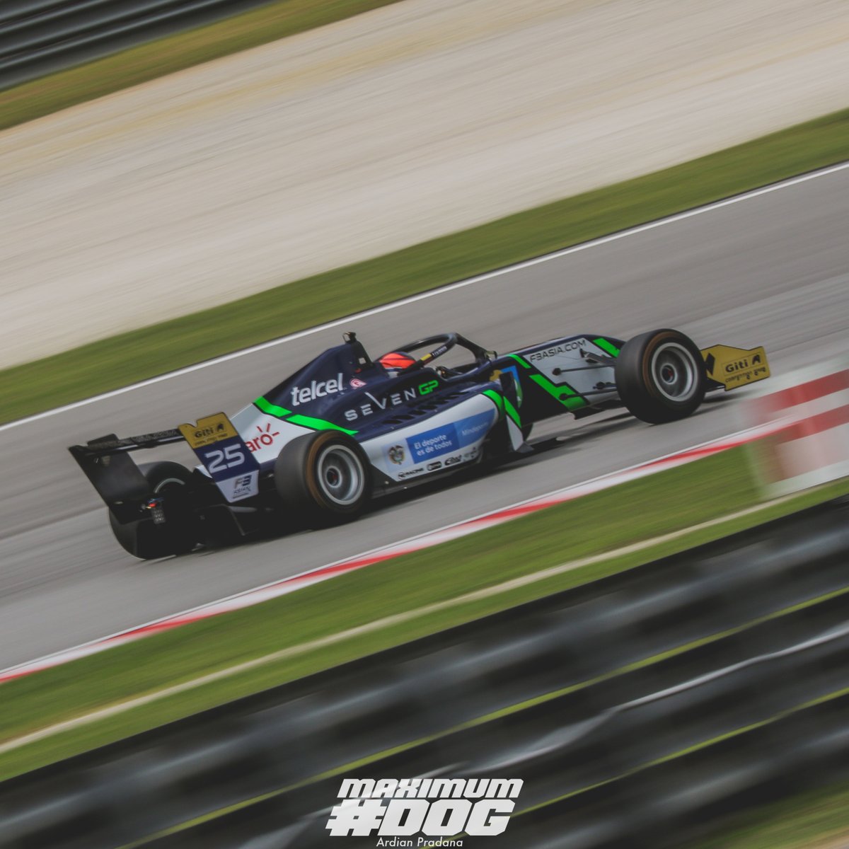 ardian_ace's tweet photo. ada kangennya juga motret single seater~
#F3Asia
#MaximumDog https://t.co/GclbbxUy4E