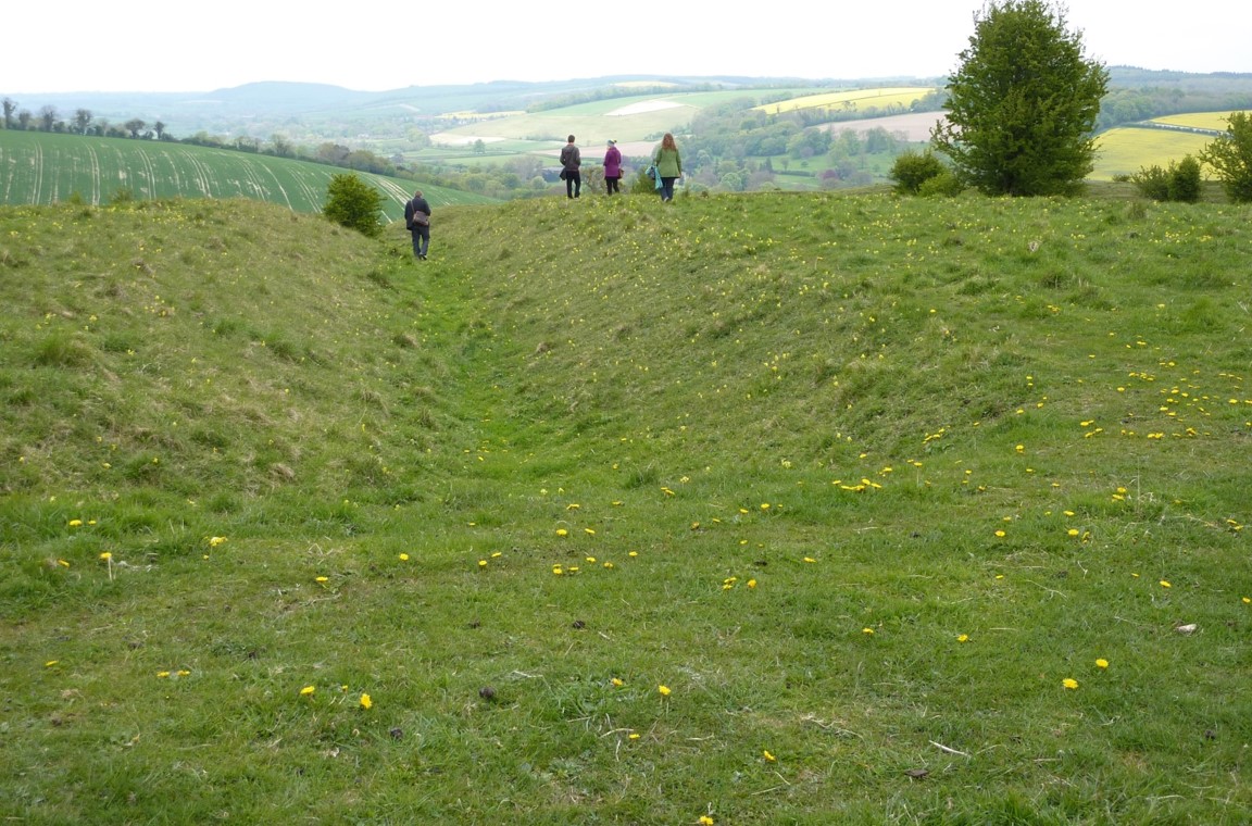 The 2.6ha Roman fort at Hod Hill dates to c AD 44-52. It reused the N and W ramparts of the hillfort and was defended on its S and E sides by a rampart and 3 ditches Excavations in 1951-8 revealed much of the internal structure #HillfortsWednesday