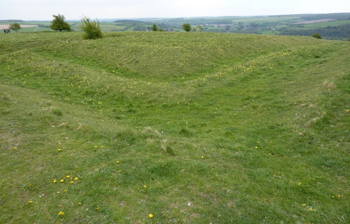 The 2.6ha Roman fort at Hod Hill dates to c AD 44-52. It reused the N and W ramparts of the hillfort and was defended on its S and E sides by a rampart and 3 ditches Excavations in 1951-8 revealed much of the internal structure #HillfortsWednesday