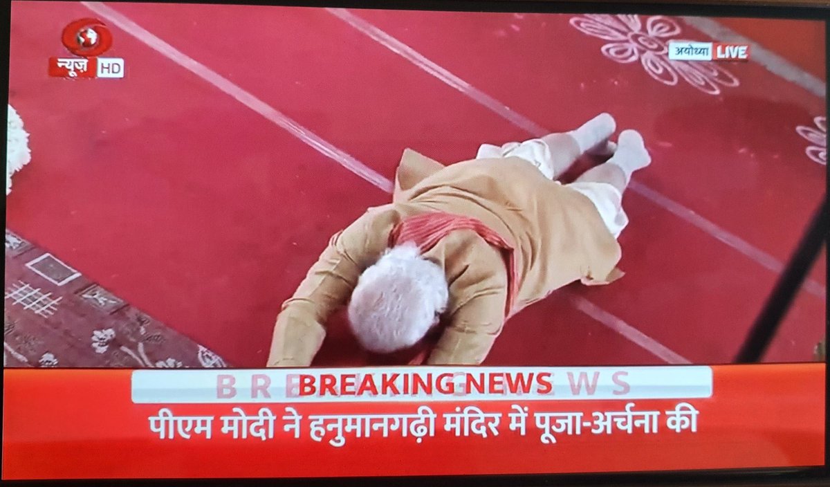 ElectionTamasha's tweet photo. PM @narendramodi bows in front of Lord Shri Ram !
#AyodhyaBhoomipoojan #AyodhyaRamMandir #JaiShriRam https://t.co/dWopGz34gS