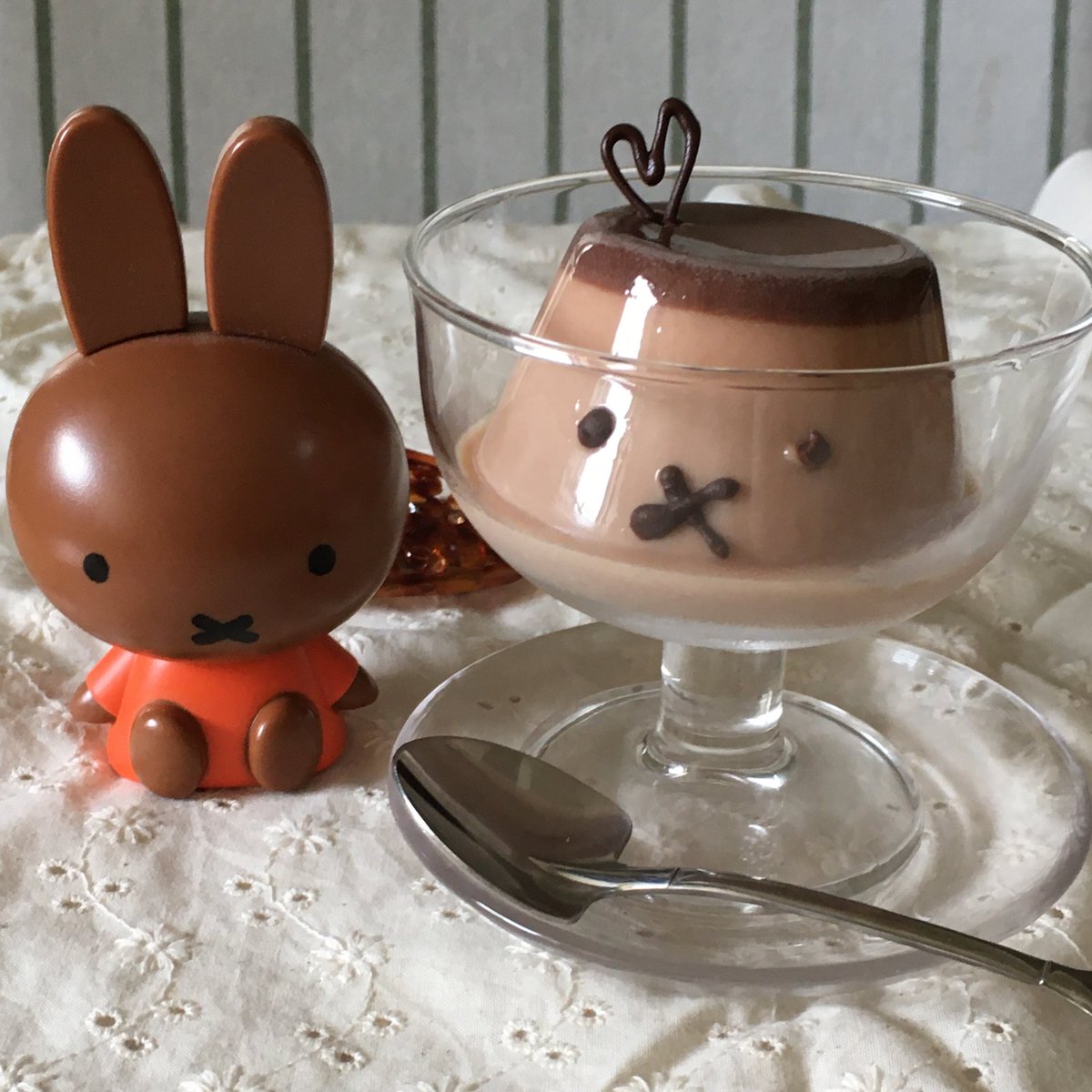 やんみさ 今日のおやつ ココアプリン おうちおやつ やんみさめし ネスカフェのmiloと牛乳とゼラチンと蜂蜜 で作りました 牛乳は電子レンジで温めて溶けやすくしました 固まると自然と二層になっていてちょっと嬉しくなりメラニーちゃんにしてみました