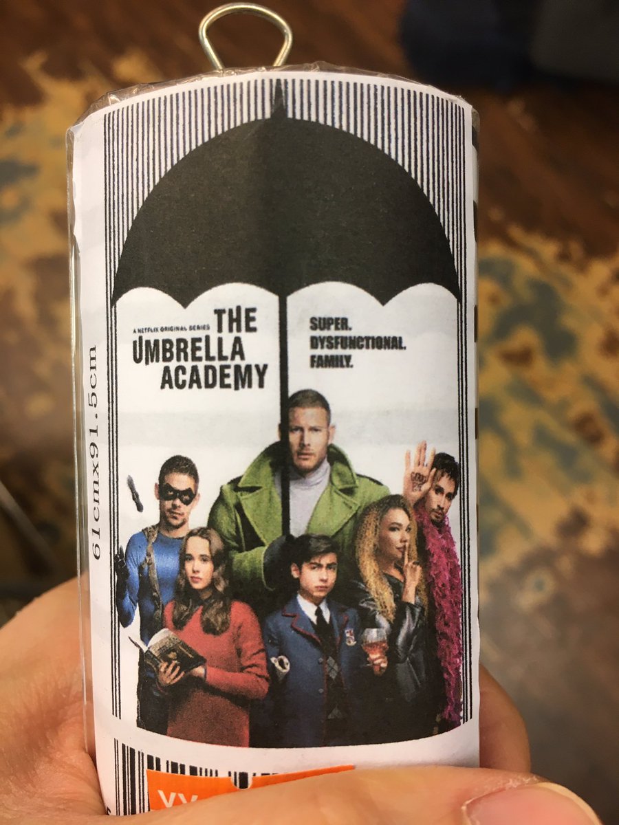 ヴィレッジヴァンガード下北沢 みんな面白さに気づいた頃だからまたお知らせしとこ アンブレラアカデミーのポスター販売してますー 2で一気にディエゴファンになりましたー