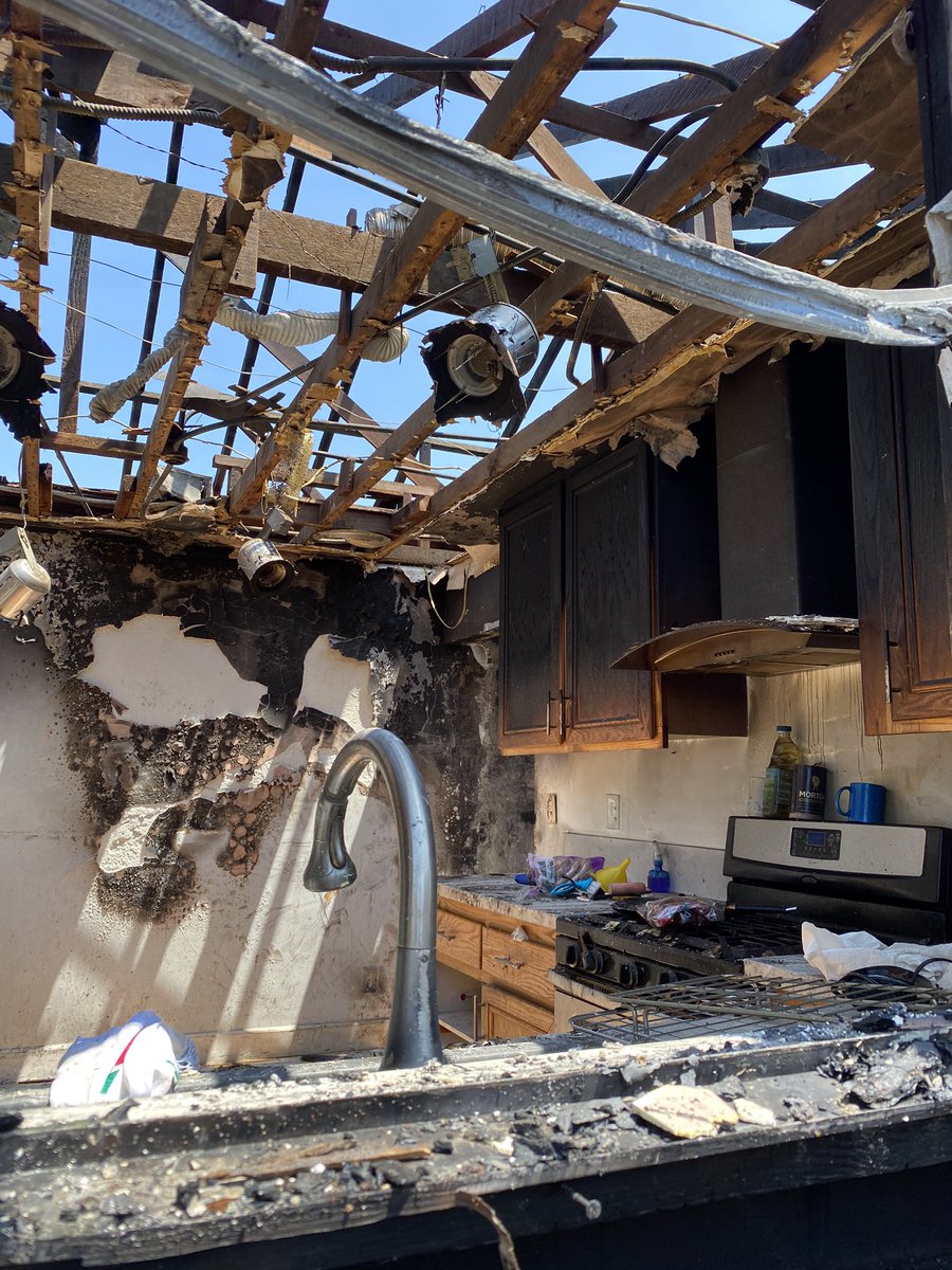 xlizbethhh's tweet photo. My dads close friend has unfortunately lost his house and vehicle last night in Los Ángeles due to a fire. He was fortunate enough to take his family out in time but unfortunately lost everything he owned.. If anyone has any clothes to donate for his kids please contact me.. or https://t.co/3aYSQHJHrd