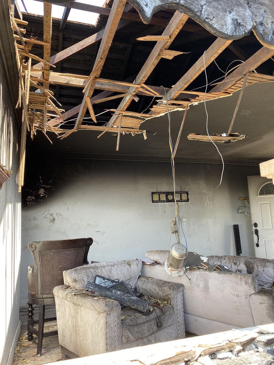 xlizbethhh's tweet photo. My dads close friend has unfortunately lost his house and vehicle last night in Los Ángeles due to a fire. He was fortunate enough to take his family out in time but unfortunately lost everything he owned.. If anyone has any clothes to donate for his kids please contact me.. or https://t.co/3aYSQHJHrd
