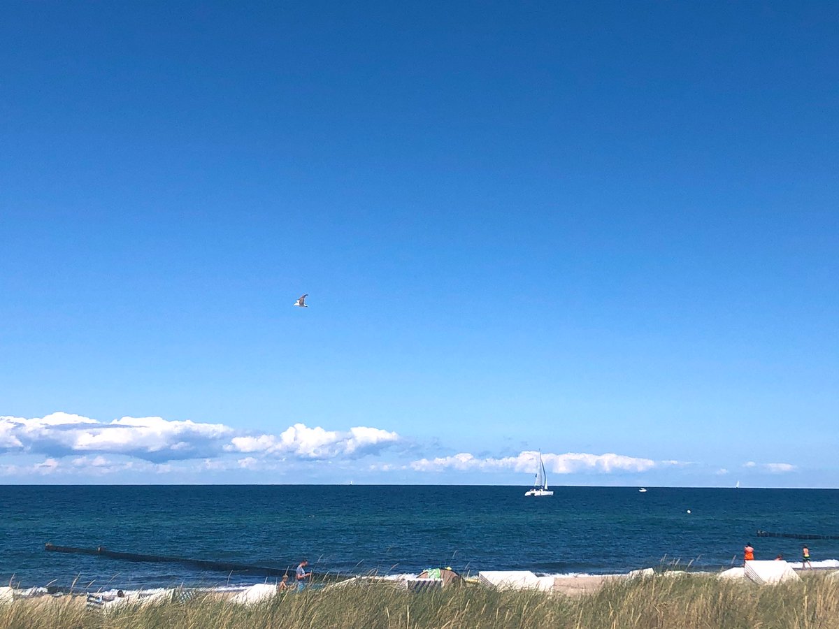 Wie herrlich. Diese Weite erweitert den Horizont ungemein. Und ermöglicht ja irgendwie auch den Blick auf die unendlichen Möglichkeiten und auf neue Ufer. #UrlaubAnDerSee #loslassen #auftanken