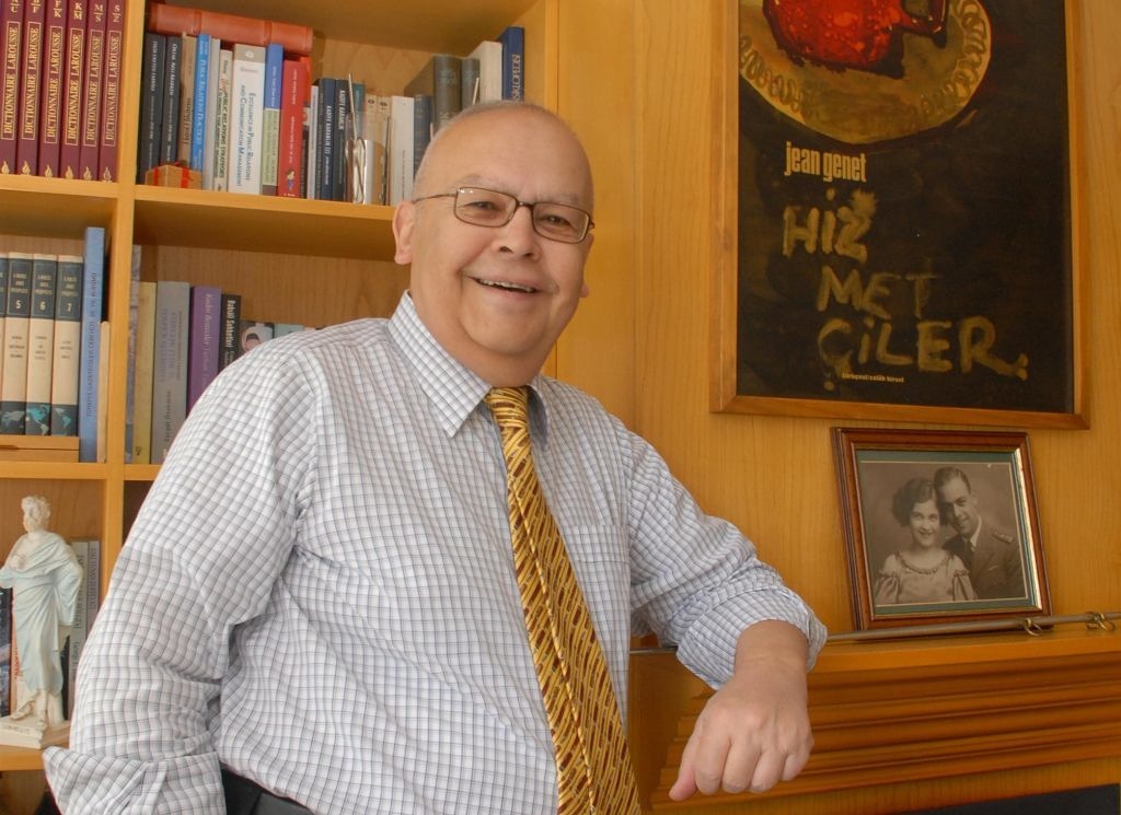 Kurucumuz Prof. Dr. Alaeddin Asna'yı sonsuzluğa uğurlayalı tam 5 yıl oldu... Bizlere öğrettikleriyle çalışıyor, yaşanabilir bir dünya için iletişimin gücüne inanarak vicdan ve hakkaniyetle açtığı yolda ilerlemeye devam ediyoruz.