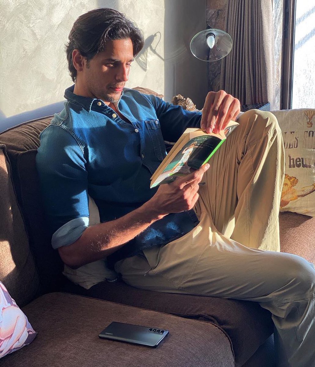 Sid_is_my_soul's tweet photo. @SidMalhotra's Latest Instagram Post: Gave my phone some rest and flipped a few pages instead 😍❤️
#SenseTheInfinite
#TrueBorderlessExperience
I love your thoughts so much. Love you forever #SidharthMalhotra https://t.co/r0enaO07rJ