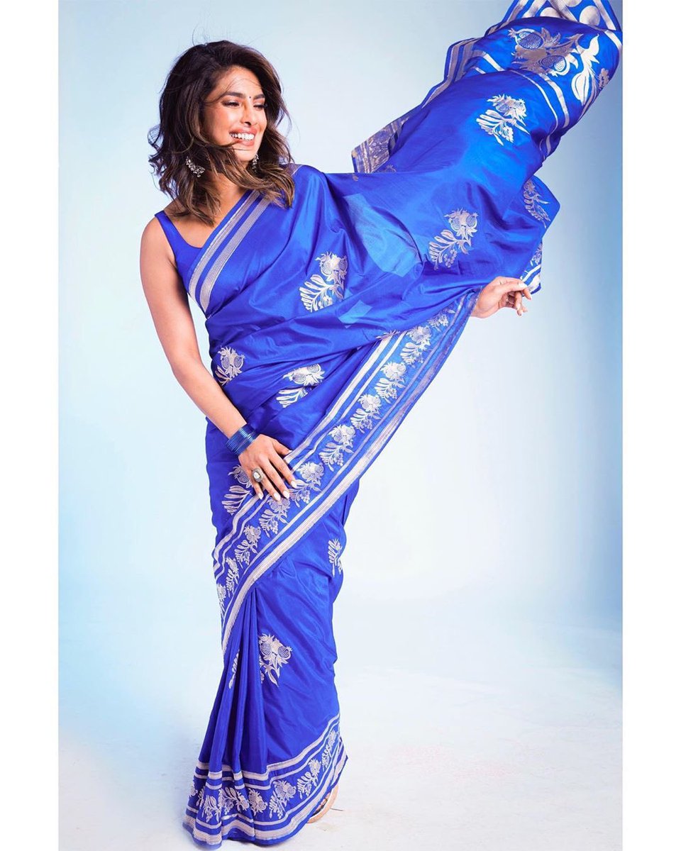 ruvvystore's tweet photo. Bollywood Diva @priyankachopra looks breathtaking in a beautiful silver and cobalt blue Banarasi Saree💙

She opted for matching jewellery in silver and blue to compliment her outfit✨

#Ruvvy #PriyankaChopra #Bollywood #Saree #Fashion #Bollywoodfashion #priyankachoprajonas https://t.co/Izs6hRsTHJ