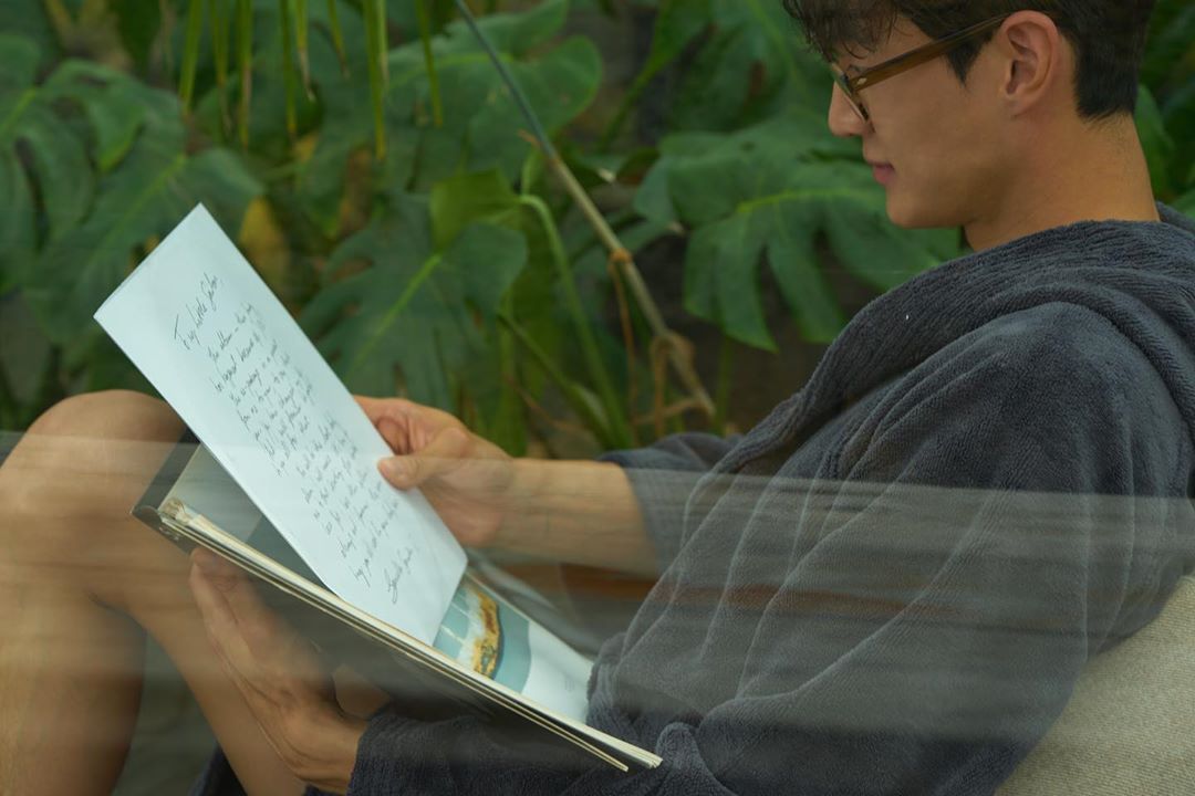 MoonSuinnPH's tweet photo. [200805] @suinn92 instagram update

Caption:  The gown, blanket, and cookies are pretty, right? #stoly https://t.co/UylzVZ73nZ