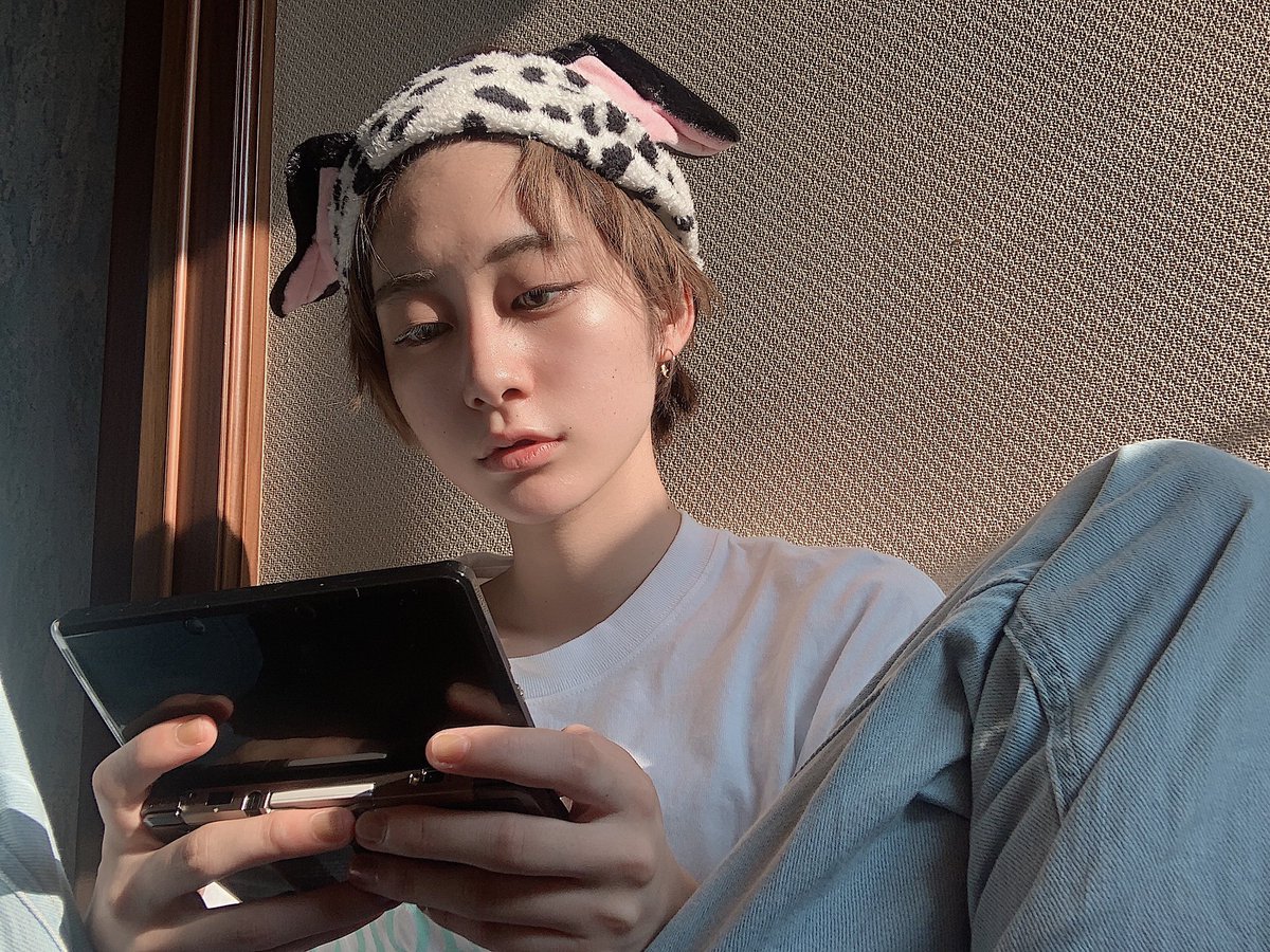 mikina_ExWHYZ's tweet photo. 平日の昼からゲームをする働かない彼氏のコスプレ https://t.co/wE53HdEKOf