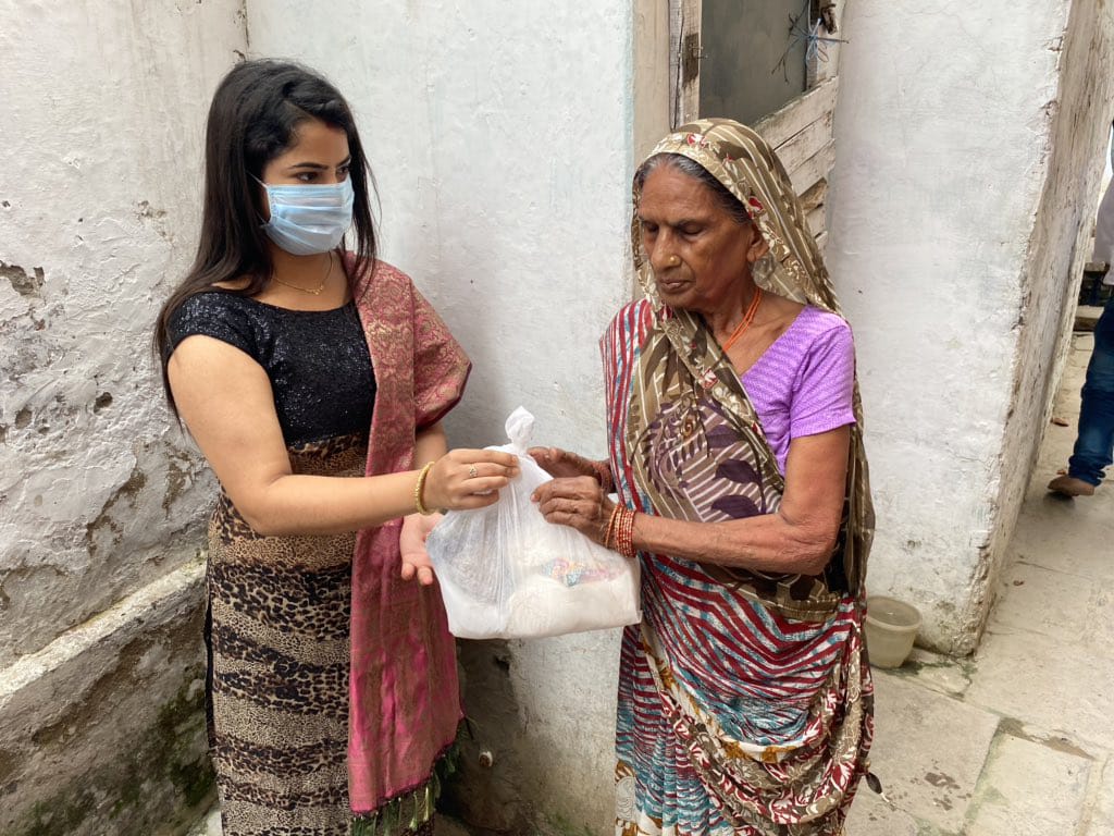 MdIrsha38296685's tweet photo. #day121 #roshnikushaljaiswal #rashankit distribution to the most needy people of Varanasi #tulsipur #humsabekhain https://t.co/2BjpQdj2ig