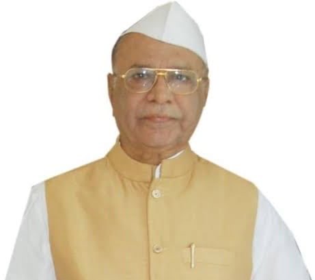 AjitPawarSpeaks's tweet photo. राज्याचे माजी मुख्यमंत्री, ज्येष्ठ नेते शिवाजीराव निलंगेकर पाटील साहेबांच्या निधनानं देशाच्या स्वातंत्र्यलढ्यात आणि महाराष्ट्राच्या जडणघडणीत योगदान देणारं महत्त्वाचं नेतृत्व आपण गमावलं आहे. त्यांना भावपूर्ण श्रद्धांजली! आम्ही सर्वजण त्यांच्या कुटुंबियांच्या दुःखात सहभागी आहोत. https://t.co/DsF9cRTfCV