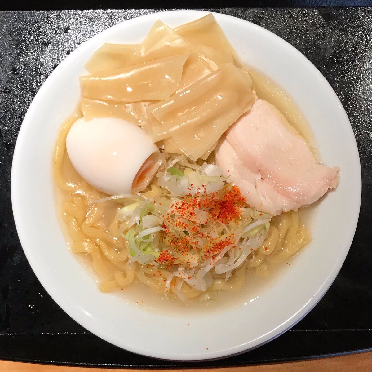あき On Twitter 四ツ谷のやきとり宮川ですごい鶏らーめん 1949年創業の老舗焼鳥屋がランチタイムのみ鶏らーめん専門店に すごい煮干しらーめんでお馴染みのラーメン凪と都内4店舗構える老舗店やきとり宮川と築地の鶏肉専門卸鳥藤との3店舗コラボメニュー