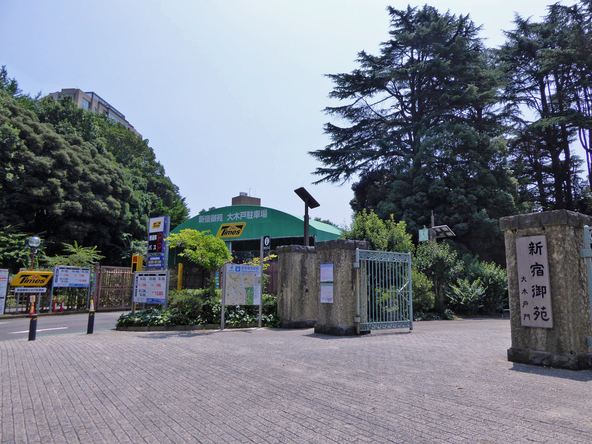新宿御苑 自然情報 新宿御苑には3か所の入園門があります 大木戸門は丸の内線の新宿御苑前駅から徒歩5分 駐車場を併設しており お車でのアクセスにも便利です 入園してすぐ右手に南国の植物が楽しめる温室 大木戸門前の休憩所は玉藻池を眺める