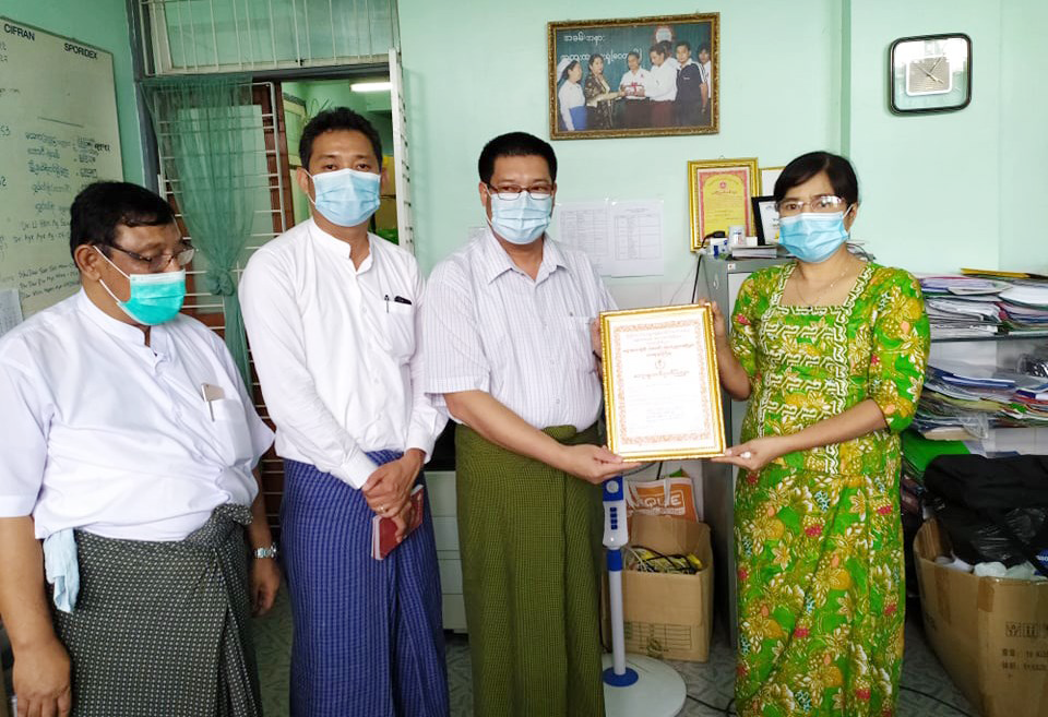 MaxMyanmar's tweet photo. Ayeyarwady Foundation moves on contributions against COVID-19 pandemic

 https://t.co/FVxLRgi8M8 https://t.co/jPCEP5p9mP