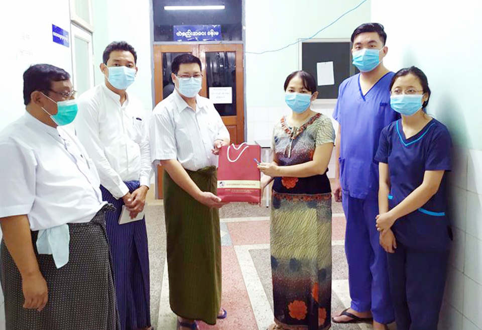 MaxMyanmar's tweet photo. Ayeyarwady Foundation moves on contributions against COVID-19 pandemic

 https://t.co/FVxLRgi8M8 https://t.co/jPCEP5p9mP