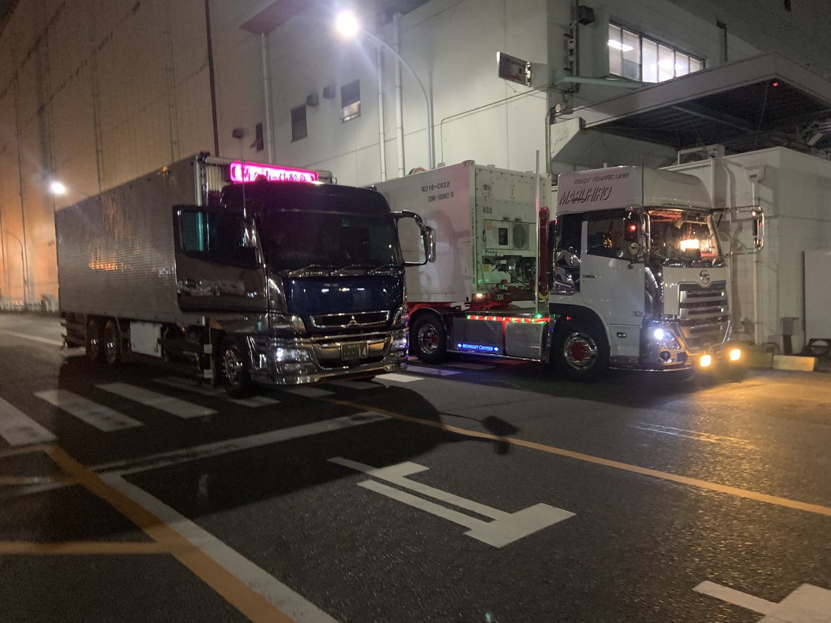 king82474126's tweet photo. 最近忙し過ぎる…盆前やからやろうけど…昨日は積み上がり21時痺れた笑 そして関西から一緒にランデブーで帰ってきてまた���産で一緒になって記念撮影🤪今日も忙しいや…#雅屋冷送#働く4#白銀社#トレーラー https://t.co/PY5SZInoiI