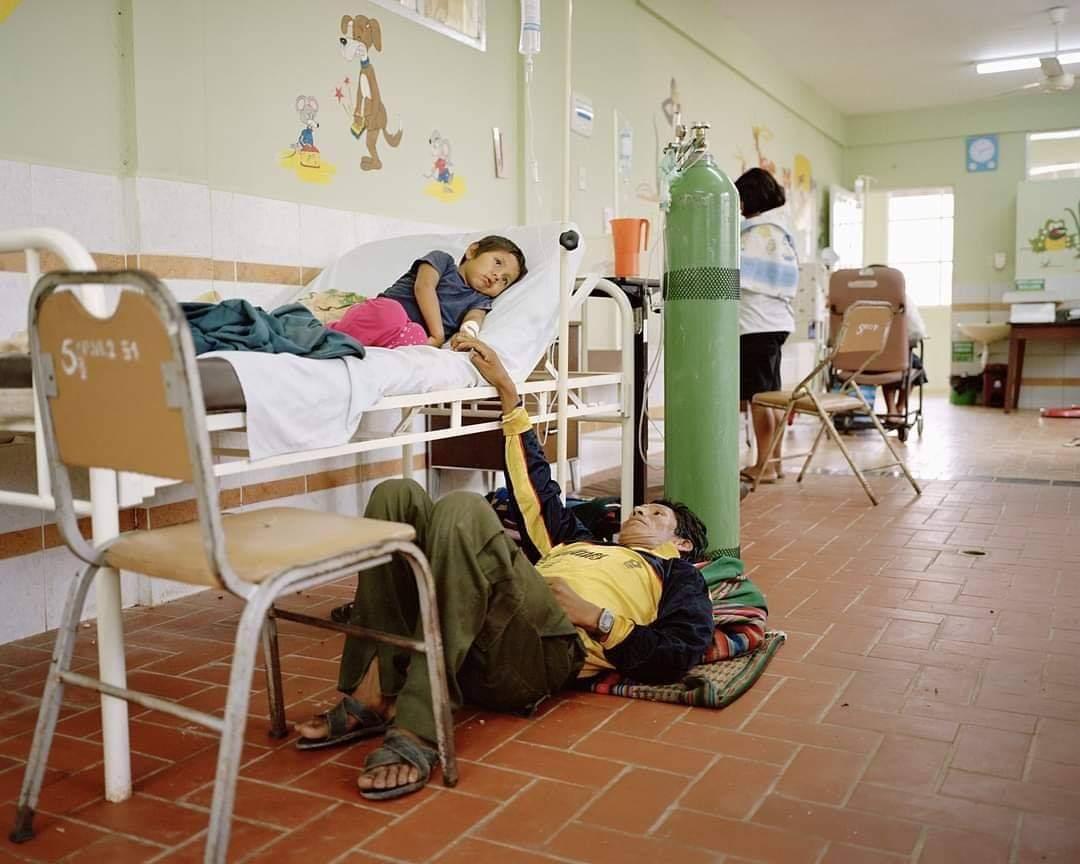 AnaLuGabba's tweet photo. El amor en tiempos de #Coronavirus.
En estos difíciles momentos el #Oxígeno es vida para quienes se encuentran enfermos.
Cuando la protesta atenta contra la vida de inocentes,la protesta pierde su esencia de reivindicación y se convierte en un acto de barbarie.

Foto: Ángel Rino. https://t.co/o63HPgOGrO