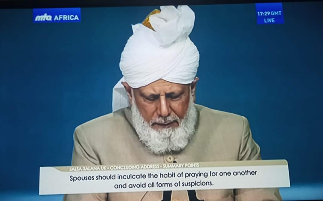 ssenfukamalik's tweet photo. Spouses should enculcate the habit of praying for one another and avoid all forms of suspicion.
Huzur's address Jalsa salana UK 2019
#JalsaUK #JalsaConnect #Ahmadiyya #TrueIslam #LoveForAllHatredForNone
#IslamInBritain #AhmadiyyatInEurope #MuslimForPeace
#Jalsa_Salana
#UK_2019 https://t.co/QXRHCRSv8d