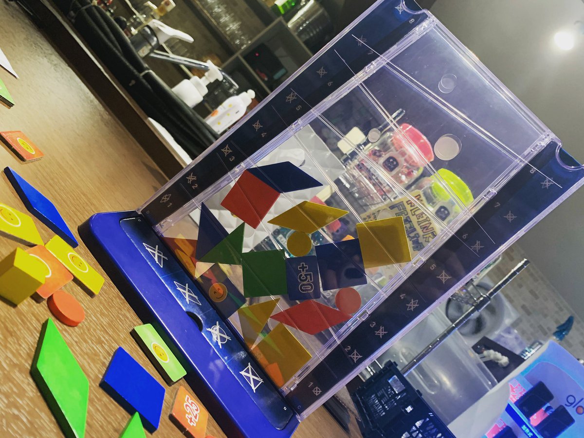 dartsbarbloom's tweet photo. 本日も営業開始です✨理解してるつもりのゲームも本当は間違いだったりしたので、勉強し直さないとなぁと思っています🌱drop itは縁日にある一円を水槽に落とすゲームなんですけど、わかる人います?笑🐟お昼間はバトンタッチして私がお待ちしてます!@とんちゃん🐽
#drop_it
#お祭り行きたいね https://t.co/TS9JyiEzdy