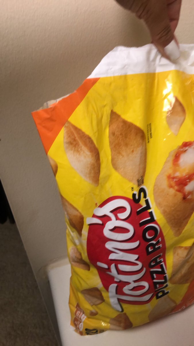 LEX_getdirty's tweet photo. Yo tbh no weird shit I think this is the cleanest I have ever cut a pizza roll bag https://t.co/0AarX4AtnT