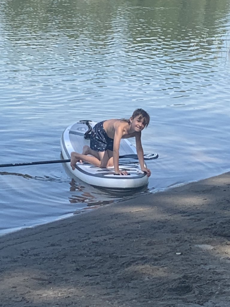 Cutest paddle boarder ever. <a href="/iROCKERsup/">iROCKER</a> #kohveblondeau, <a href="/wasalake/">Wasa Lake</a>